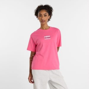 Koszulka damska New Balance WT51541DAB – różowa. Czerwone bluzki New Balance, s, bez wzorów, z bawełny, eleganckie, bez kołnierzyka, bez ramiączek. Za 119,99 zł.