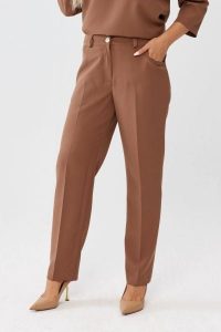 Eleganckie klasyczne karmelowe spodnie Eleonora PLUS SIZE XXL OVERSIZE JESIEŃ. Spódnice Moda Size Plus Iwanek, do pracy, na jesień, plus size, bez wzorów, z elastanu, biznesowe, plus size, mini. Za 219,90 zł.