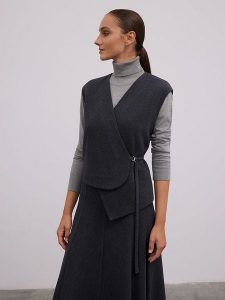 BGN Kamizelka w kolorze antracytowym rozmiar: 38. Czarne kamizelki BGN, bez wzorów, bez kołnierzyka, bez ramiączek, bez kaptura. Za 135,49 zł.