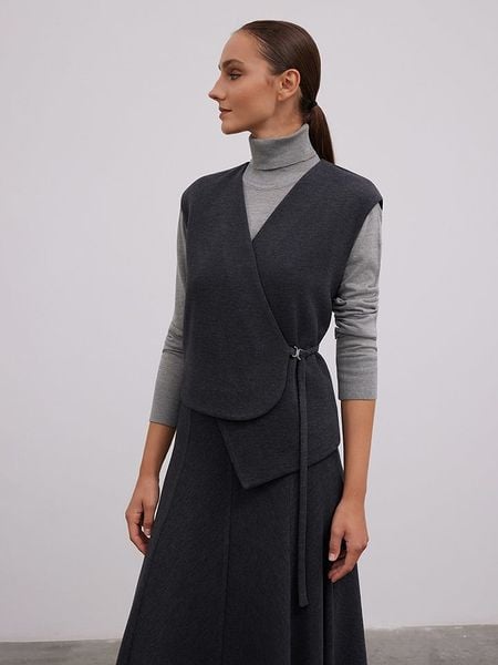 BGN Kamizelka w kolorze antracytowym rozmiar: 40. Czarne kamizelki BGN, bez wzorów, bez kołnierzyka, bez ramiączek, bez kaptura. Za 143,56 zł.