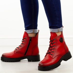 Czerwone botki damskie na traperze Potocki 12672. Czerwone botki POTOCKI, na jesień, bez wzorów, z dzianiny, z okrągłym noskiem, bez obcasa, bez zapięcia. Za 269,00 zł.