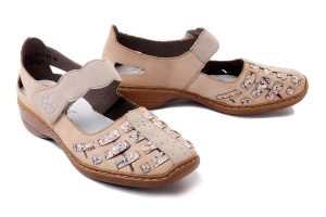 RIEKER 41369-60 beige, półbuty letnie damskie. Brązowe półbuty Rieker, na lato, bez wzorów, bez obcasa, na koturnie, bez zapięcia. Za 185,94 zł.