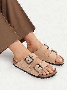 Birkenstock Klapki Arizona Wire Buckle 1031579 Beżowy. Brązowe klapki Birkenstock, bez wzorów, z nubiku, bez obcasa. Za 491,99 zł.