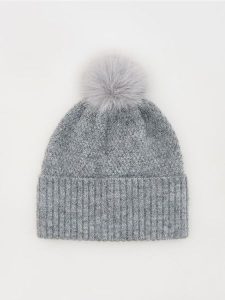 Czapka beanie z pomponem - jasnoszary. Szare czapki Reserved, bez wzorów. W wyprzedaży za 19,99 zł.