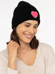 Zwillingsherz Czapka "Heart" w kolorze czarnym rozmiar: onesize. Czarne czapki Zwillingsherz, bez wzorów, z materiału. Za 140,86 zł.
