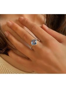 Les Petites Précieuses Srebrny pierścionek z cyrkoniami i topazem rozmiar: 50. Szare pierścionki Les Petites Précieuses, z cyrkonią, srebrne. Za 117,99 zł.