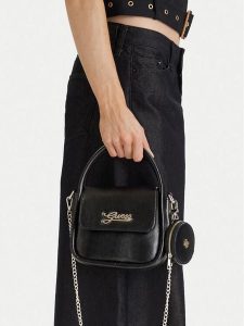 Guess Torebka J6RZ10 W4090 Czarny. Czarne kuferki Guess, z aplikacjami, ze skóry, bez dodatków. Za 269,99 zł.