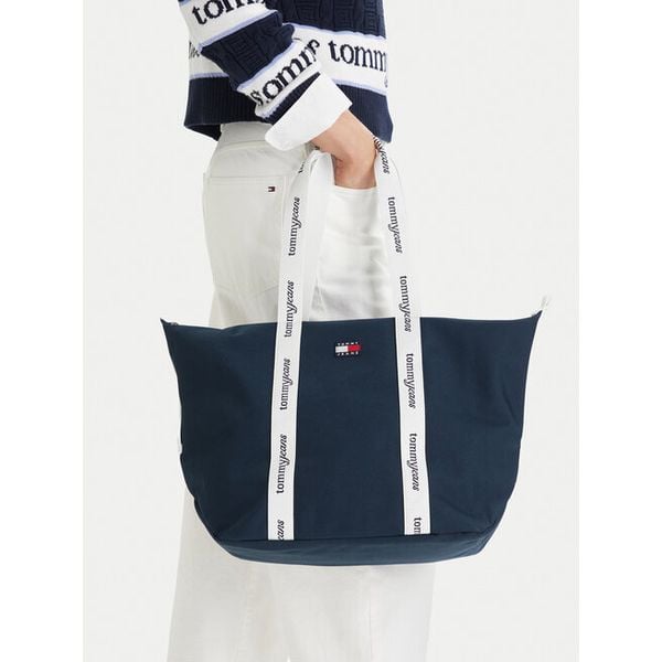 Torebka Tommy Jeans. Niebieskie shopper bag Tommy Jeans, bez wzorów, z jeansu, bez dodatków. Za 206,99 zł.