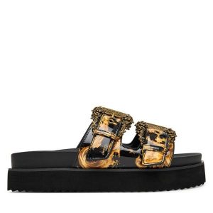 Klapki Versace Jeans Couture. Czarne klapki Versace Jeans Couture, bez wzorów, z jeansu, bez obcasa. Za 485,99 zł.