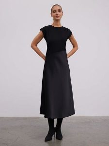 BGN Sukienka w kolorze czarnym rozmiar: 38. Czarne sukienki BGN, na co dzień, bez wzorów, bez kołnierzyka, bez ramiączek, maxi, proste. Za 152,98 zł.