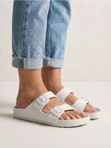 Piankowe klapki z regulowanymi paskami - kremowy. Białe klapki Sinsay, bez wzorów, bez obcasa. Za 19,99 zł.