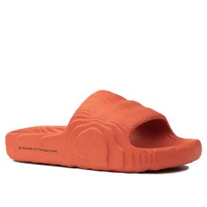 Klapki sportowe Adidas ADILETTE 22. Czerwone klapki ADIDAS, bez wzorów, bez obcasa. W wyprzedaży za 189,00 zł.