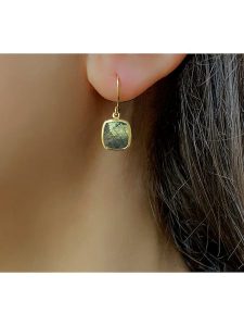 Les Petites Précieuses Pozłacane kolczyki z labradorytem rozmiar: onesize. Zielone kolczyki Les Petites Précieuses, z labradorytem, pozłacane. Za 201,55 zł.