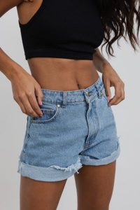 Szorty jeansowe z wysokim stanem w kolorze BLUE - VANITY -XS. Niebieskie szorty Marsala, bez wzorów, z denimu, casualowe, z podwyższonym stanem. Za 349,90 zł.