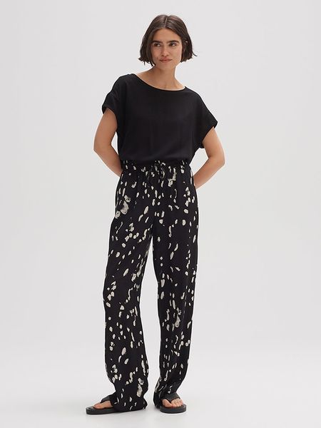 OPUS Koszulka "Skita" w kolorze czarnym rozmiar: 36. Czarne bluzki Opus, bez wzorów, z wiskozy, bez kołnierzyka, bez ramiączek. Za 83,03 zł.