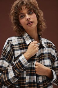 Koszula typu oversize w kratę CZARNO BEŻOWĄ - RENO-M/L. Brązowe koszule Marsala, l, bez wzorów, z bawełny, bez kołnierzyka, bez ramiączek. Za 329,90 zł.