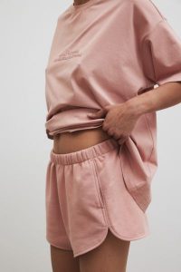 Szorty z dzianiny dresowej w kolorze COTTONE ROSE - HOMEY-L. Czerwone szorty Marsala, bez wzorów, z bawełny. Za 239,90 zł.