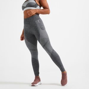 Legginsy fitness damskie Domyos 900. Czarne legginsy DOMYOS, bez wzorów, z elastanu, z podwyższonym stanem. W wyprzedaży za 79,99 zł.