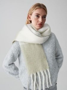 OPUS Szal w kolorze miętowo-kremowym rozmiar: onesize. Zielone szaliki Opus, bez wzorów, z materiału. Za 86,99 zł.