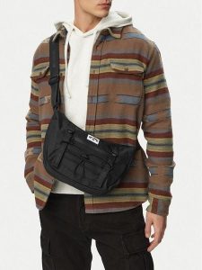 Billabong Torebka WBEOHP-BLB-M-004-10 Czarny. Czarne listonoszki Billabong, bez wzorów, z materiału, bez dodatków. Za 59,99 zł.