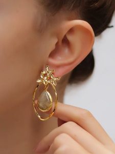 L'Atelier de Gaia Pozłacane kolczyki-wkrętki z rutylem rozmiar: onesize. Szare kolczyki L'Atelier de Gaia, pozłacane. Za 56,99 zł.