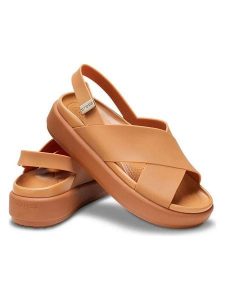 Crocs Sandały "Brooklyn Luxe" w kolorze karmelowym rozmiar: 41/42. Brązowe sandały Crocs, bez wzorów, z otwartym noskiem, bez obcasa, bez zapięcia. Za 223,99 zł.