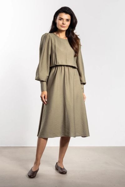 Elegancka sukienka rozkloszowana z bufiastym rękawem zielona. Zielone sukienki Infinite You, do pracy, xl, bez wzorów, biznesowe, bez kołnierzyka, bez ramiączek, rozkloszowane. Za 329,00 zł.