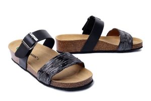 DR. BRINKMANN 700181-01 schwarz, klapki damskie. Czarne klapki Dr. Brinkmann, bez wzorów, bez obcasa. Za 216,90 zł.