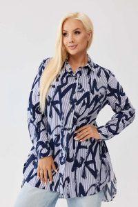 Bawełniana koszula Iris w paski z nadrukiem, zapinana na guziki, asymetryczny krój PLUS SIZE XXL OVERSIZE JESIEŃ. Niebieskie koszule Moda Size Plus Iwanek, plus size, bez wzorów, z bawełny, z asymetrycznym kołnierzem, plus size, bez ramiączek. Za 199,90 zł.