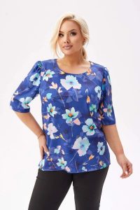 Bluzka Spring z krótkim rękawem i lekką bufką w jasnym odcieniu granatu w kwiaty PLUS SIZE XXL. Czerwone bluzki Moda Size Plus Iwanek, plus size, bez wzorów, z elastanu, biznesowe, bez kołnierzyka, plus size, bez ramiączek. W wyprzedaży za 99,90 zł.