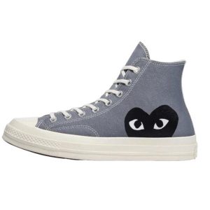 Buty do chodzenia unisex Converse Chuck Taylor 70s Hi Comme des Garcons Play. Szare trampki Converse, bez wzorów, bez zapięcia. W wyprzedaży za 579,60 zł.