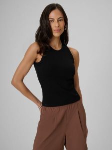 4F Top slim z prążkowanej dzianiny damski - czarny S. Czarne topy 4f, s, bez wzorów, z bawełny, bez kołnierzyka, bez ramiączek. Za 49,99 zł.