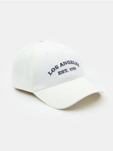 Czapka z daszkiem z haftowanym napisem Los Angeles - biały. Białe czapki Sinsay, bez wzorów. Za 15,99 zł.