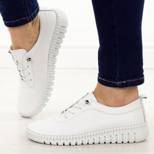 Białe skórzane półbuty damskie T.Sokolski 4000. Białe półbuty Sokolski, na jesień, bez wzorów, z jeansu, z okrągłym noskiem, bez obcasa, na płaskiej podeszwie, bez zapięcia. Za 249,00 zł.