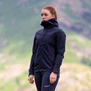 Kurtka przeciwdeszczowa damska Inov-8 Trailshell Jacket. Szare kurtki Inov-8, m, bez wzorów, bez kaptura. Za 560,99 zł.