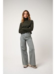AUTHENTIC CASHMERE Kaszmirowy golf "Bise" w kolorze khaki rozmiar: L. Brązowe golfy AUTHENTIC CASHMERE, bez wzorów, z kaszmiru. Za 230,00 zł.
