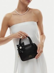 GINO ROSSI Torebka EO-ROSE-LA224-194455 Czarny. Czarne torebki klasyczne Gino Rossi, bez wzorów, ze skóry, bez dodatków. Za 279,99 zł.