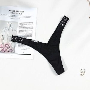 Stringi niewidoczne pod ubraniem z miękkiej tkaniny Ellina. Fioletowe stringi Intica, bez wzorów, z materiału. Za 69,00 zł.