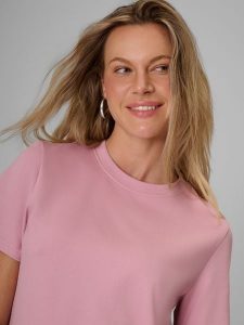 4F T-shirt regular gładki damski - różowy L. Czerwone t-shirty 4f, l, bez wzorów, z bawełny, bez kołnierzyka, bez ramiączek. Za 69,99 zł.
