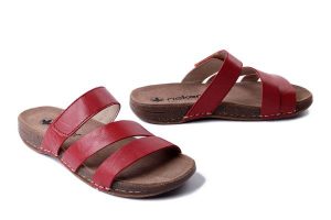 RIEKER 61450-33 red, klapki damskie. Czerwone klapki Rieker, bez wzorów, bez obcasa. Za 289,90 zł.