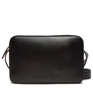 Torebka Calvin Klein. Czarne listonoszki Calvin Klein, bez wzorów, bez dodatków. Za 259,99 zł.
