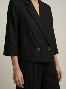 Dwurzędowy żakiet z domieszką wiskozy - czarny. Czarne marynarki i żakiety Sinsay, l, bez wzorów, z wiskozy. Za 69,99 zł.