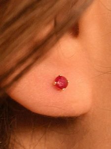 OR ÉCLAT Złote kolczyki-wkrętki "Little red" z rubinami rozmiar: onesize. Czerwone kolczyki OR ÉCLAT, z rubinem, złote. Za 326,99 zł.