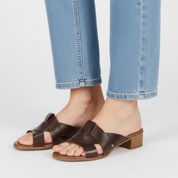 Klapki damskie Armodo, cholewka skóra naturalna fason wsuwany szerokie paski z przodu otwarty nosek niski stabilny obcas klasyczna podeszwa, brązowe,. Brązowe klapki Armodo, bez wzorów, z jeansu, z otwartym noskiem, bez obcasa, na obcasie. Za 251,90 zł.