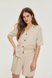 Koszula z krótkimi rękawami beżowa. Brązowe koszule MOODO, l, bez wzorów, z bawełny, bez kołnierzyka, bez ramiączek. Za 119,99 zł.
