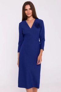 Elegancka sukienka ołówkowa z dekoltem V niebieska. Niebieskie sukienki Stylove, na co dzień, xxl, bez wzorów, z elastanu, eleganckie, bez kołnierzyka, bez ramiączek, midi, dopasowane. Za 449,00 zł.