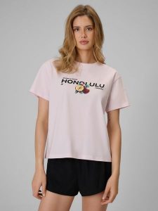 4F T-shirt loose z nadrukiem damski - różowy XS. Czerwone t-shirty 4f, xs, bez wzorów, z bawełny, bez kołnierzyka, bez ramiączek. Za 69,99 zł.