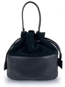 ORE10 Skórzana torebka w kolorze czarnym - 23 x 20 x 9 cm rozmiar: onesize. Czarne torebki klasyczne ORE10, bez wzorów, z materiału, przez ramię, bez dodatków. Za 173,99 zł.