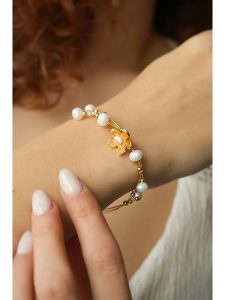 Pierres delicates Pozłacana bransoletka z kryształami rozmiar: onesize. Pomarańczowe bransoletki Pierres delicates, z kryształem, pozłacane. Za 65,99 zł.