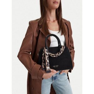 Torebka Nine West. Czarne kuferki Nine West, bez wzorów, bez dodatków. Za 249,99 zł.